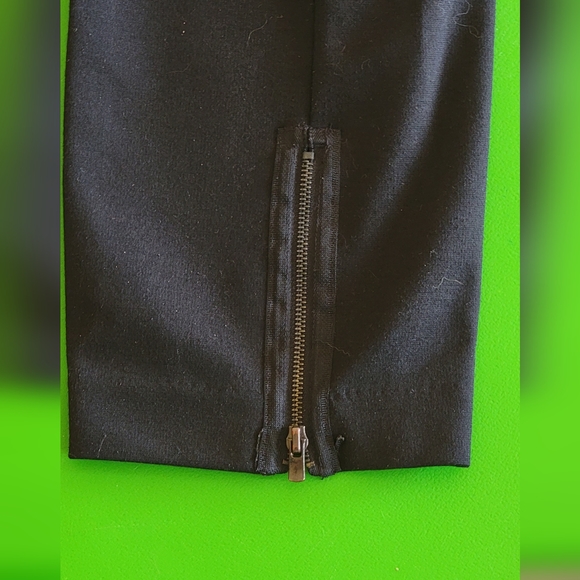 NEW YORK & Company Stretch Capri - Picture 5 of 5